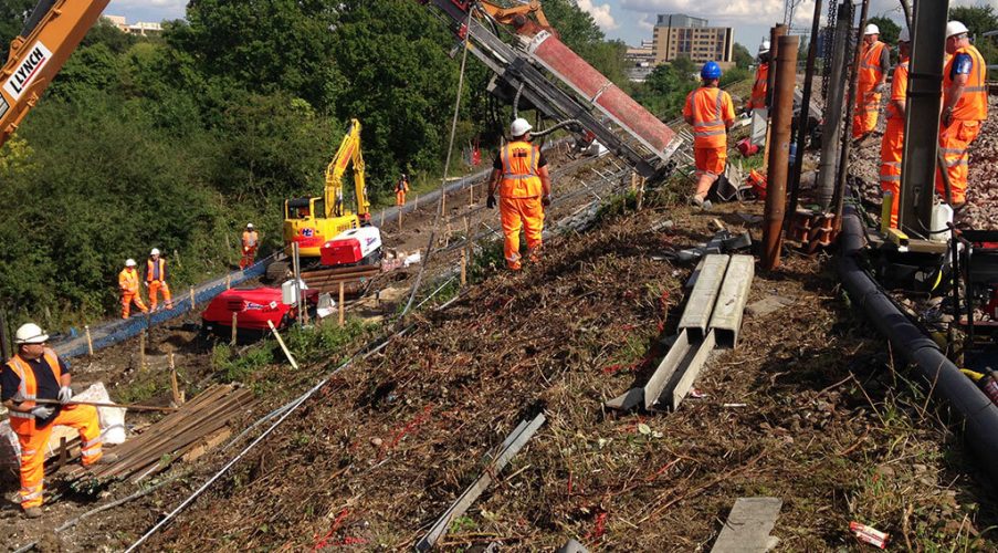 在路堤上钉土，以增加路堤的稳定性，防止路堤日后恶化