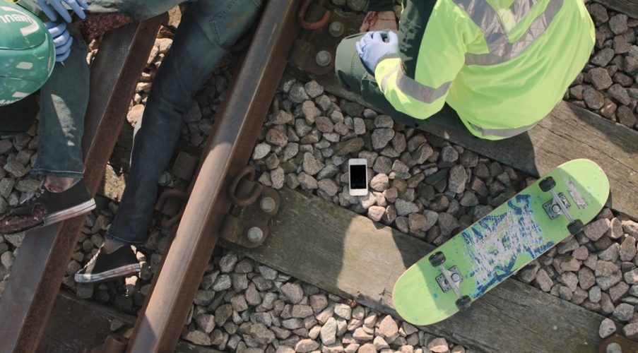 你Vs火车:受伤的滑板手正在接受医护人员的护理
