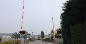老端车道水平横渡与障碍的道路视图