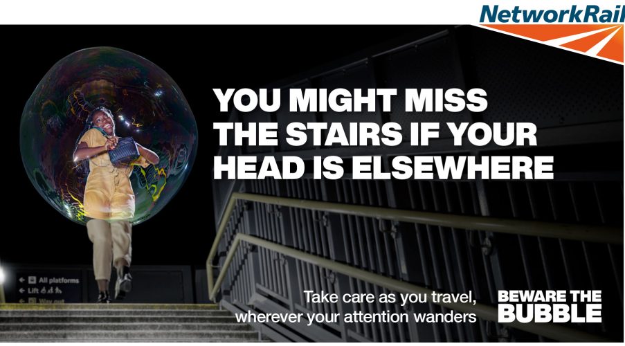 微笑的妇女走在台阶下，分心通过在电话上。海报有“你可能会错过别处的楼梯。当你旅行时要照顾，无论你的关注如何？