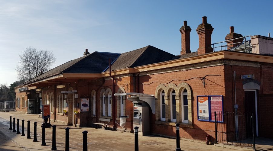 Stratford-Upon-Avon火车站正门，白天