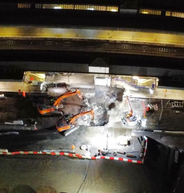 空中射击的挖掘机挖掘新东入口地面布里斯托尔寺Meads,夜间